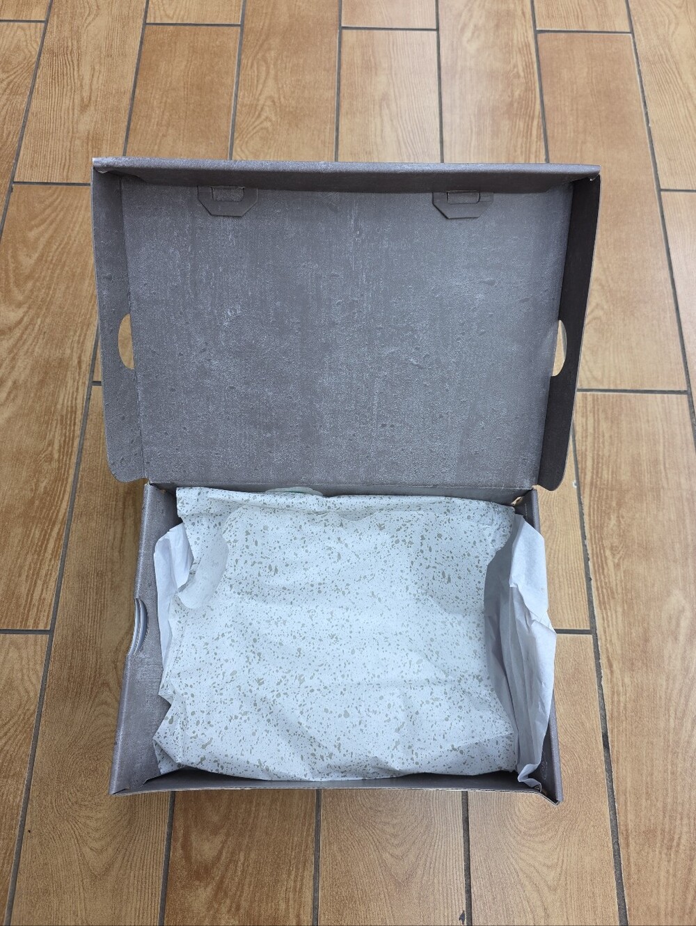Empty Shoe Box - Picture 6 of 6